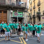 Joan Díaz, envoltat de gent que va anar a felicitar-lo el dia de la seva jubilació després d’anys al capdavant del bar Miami.