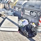 Imatge de brossa fora dels contenidors a Tarragona.