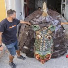 Les parts laterals de la Cucafera freguen contra el marc de la porta de la Casa de la Festa cada cop que entra o surt i això afecta el cuir.