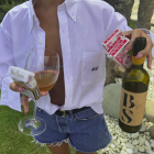Imatge de Dua Lipa amb una ampolla de Blanc Sumoll, del celler Partida Creus.