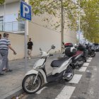 El consistori ha pintat nous aparcaments per a motos al carrer Joan Pau II, on hi ha molta demanda dels usuaris de l’Hospital Joan XXIII.