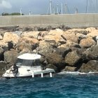 El vaixell s'havia quedat sense motor i havia topat amb les roques pel fort onatge.