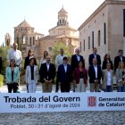 El president de la Generalitat, Salvador Illa, conjuntament amb tots els consellers de l'executiu al Monestir de Poblet.