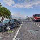 Imatge dels cotxes accidentats i una dotació dels Bombers.