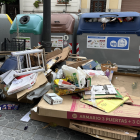 Imagen de basura fuera de unos contenedores que se encuentran llenos en Tarragona.