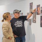 Pep Escoda i Nani Nolla aquest dimecres a la Sala Àgora acabant de muntar l’exposició.