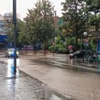 Imatge del pont que connecta el carrer Pere Martell amb el barri del Serrallo inundat.