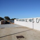 Pla general del cartell d'entrada del centre penitenciari de Mas d'Enric