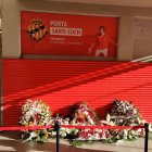 Les flors a la porta Santi Coch, la porta número 8, del Nou Estadi,