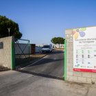 La deixalleria municipal està ubicada al número 14 del carrer del Coure, dins del polígon Riu Clar.