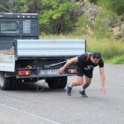 L’alcalde de la Pobla de Montornès, Francesc Larios, arrossegant un camió de la brigada municipal durant la primera prova del torneig de força.