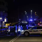 Agents de la Policia Local de València tallen l'accés a una pedania inundada.