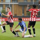 A l’esquerra, el jugador del Bilbao Athletic i botxí del Nàstic, Eneko Aguilar.