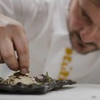 El xef del Deliranto ed Salou, Pep Moreno, elaborant un plat a la seva cuina.