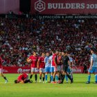 Imatge d'Éder Mallo instants abans de mostrar-li la segona targeta groga a Nacho González al minut 63 de la final del Play-off d'ascens a Segona Divisió davant el Màlaga.