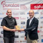 Imatge del propietari de la pastisseria Larrossa, Pau Carranza, recollint el premi.