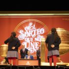 Les nenes de Sant Ildefons, just després de cantar un cinquè premi de la rifa de Nadal