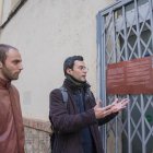 Joan Olivella i Cristian Muñoz, explicant la història de la probable fossa davant de la finca de l’antiga fàbrica tèxtil de Pich Aguilera