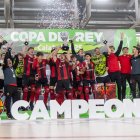 Els jugadors del Reus aixecant la Copa.