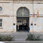 Imatge de l'entrada de l'Antiga Presó de Tarragona a l'Avinguda de l'Argentina de Tarragona amb l'equip de filmació dins.