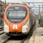 Un tren de Rodalies sortint de l'estació de Cerdanyola del Vallès