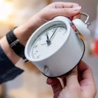 Imagen de archivo de una persona cambiando la hora.