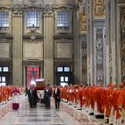 El fèretre del papa Francesc sortint de la basílica de Sant Pere del Vaticà
