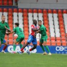 El davanter del Nàstic de Tarragona, Antoñín Cortés, defensat pel jugador del Lugo Nicolas durant el duel disputat a l’Anxo Carro