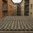 Fotografia d’arxiu d’una coberta d’amiant, material utilitzat durant molts anys per les seves propietats, però nociu per a la salut.