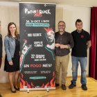 L’alcaldessa, Sandra Guaita, i el regidor Recasens, amb els organitzadors del Pintor Rock.