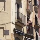 Imatge del gos al balcó, atrapat, just abans que els Bombers el rescatin.
