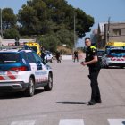 Agents dels Mossos d'Esquadra i de la Policia Local de Valls al carrer dels Manyans on ha mort un menor a l'interior d'un vehicle que estava estacionat.