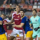 César Morgado, amb la samarreta de l'Andorra, defensant a Pablo Fernández en el duel disputat aquesta temporada al Nou Estadi.