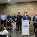 L’alcalde, Rubén Viñuales, acompanyat per Carlos Prieto i representants dels cossos de seguretat.