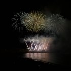 Imatge de l’espectacle celebrat ahir a la punta del Miracle per la Pirotècnia El Pilar en la nit inaugural del 33è Concurs Internacional de Focs Artificials de Tarragona.