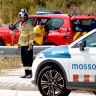 Diversos cossos d'emergències treballen en l'incendi forestal de Paüls.