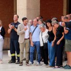 Minut de silenci en memòria del bomber mort a l'incendi de Paüls que s'ha celebrat a l'Ajuntament de Tortosa.