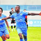 El davanter nigerià Cedric Omoigui celebrant un gol amb el Fuenlabrada.