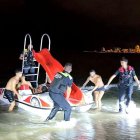 Moment del rescat de la jove a Salou.