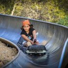 Imagen de una niña lanzándose por el tobogán del Calafell Slide.