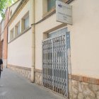 El solar es troba entre l’avinguda del President Companys i el carrer de Jacint Barrau.