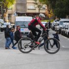 La voluntat inicial de l’executiu municipal era aprofitar els treballs de millora de l’asfalt de l’avinguda Prat de la Riba per delimitar la nova via ciclista