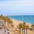 Imagen del paseo marítimo de Calafell junto a la playa.