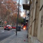 Imatge de l'incendi de contenidor al passeig de Sunyer de Reus.