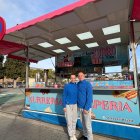 Cristina i Gerard davant de la seva xurreria a la Canonja.