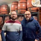 Marc Niubó (izquierda) da el relevo de la Bodega La Parra a David Prats (derecha), procedente del mundo de la comunicación.