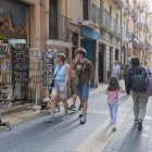 Imatge de turistes passejant pel carrer Major, a la Part Alta de la ciutat.