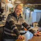 Fotografía del Mesón del Roser de Reus con su responsable y cocinero, Joan Musté, que se jubila este sábado.