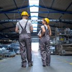 Imagen de archivo de trabajadores en una fábrica.