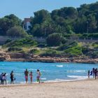 Banyistes a la platja de l'Arrabassada de Tarragona, 19 de maig de 2020